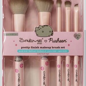 New The Crème Shop x Pusheen Pretty Finish Makeup Brush Set.